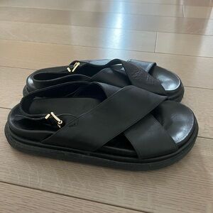 ALOHAS Black Sandals with Minimalist Design and Comfortable Footbed